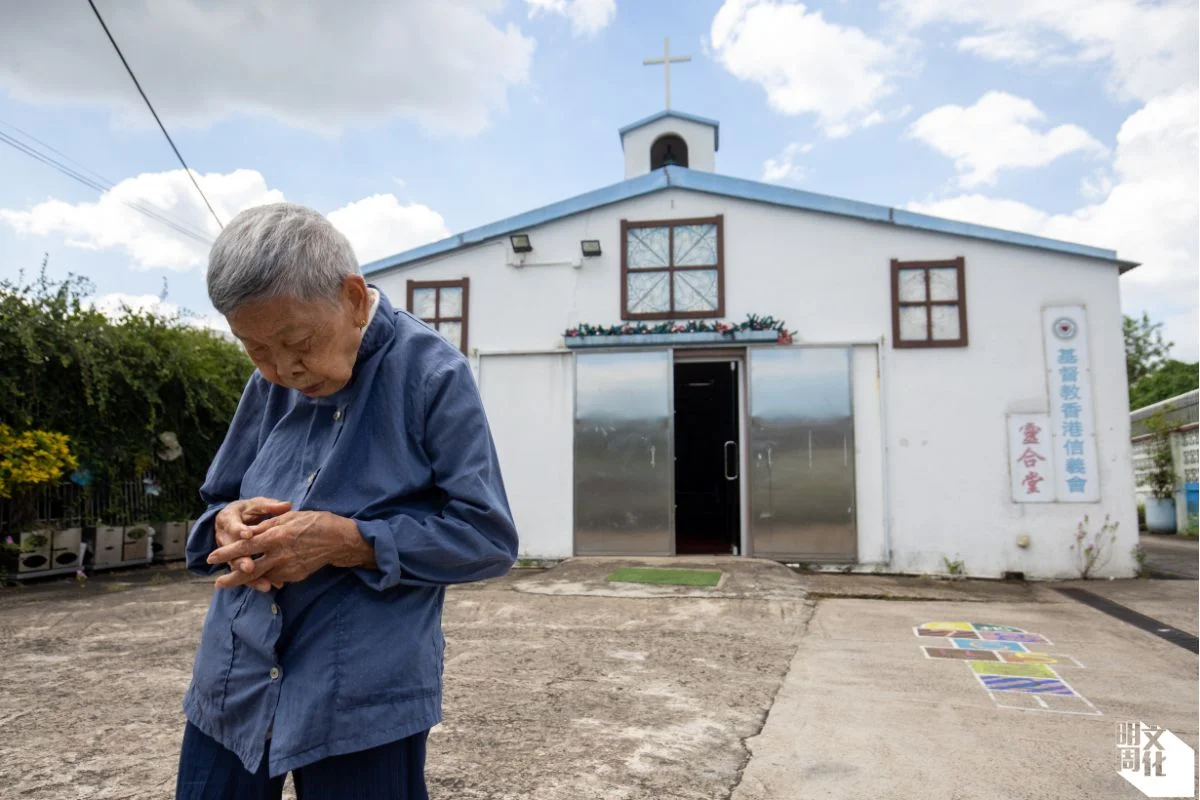 何嫂是虔誠教徒，自退休後便義務在教堂服務打掃，這座快消失的教堂是她第二個家。