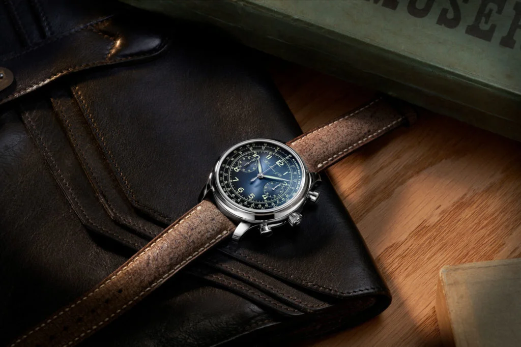 hmoser_1220-1200_endeavour_chronograph_hmoser_x_massenalab_st_funkyblue__lifestyle