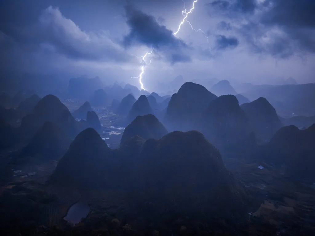 這張相片名為《Power of Nature》(2024)，攝於桂林，是國際全景攝影大賽（Epson International Pano Awards）公開組總冠軍系列作之一，同時獲得自然組冠軍及最佳航拍影像獎。Kelvin共有七張作品佔比賽的頭十名。（圖片由Kelvin Yuen、EastPro Gallery提供）