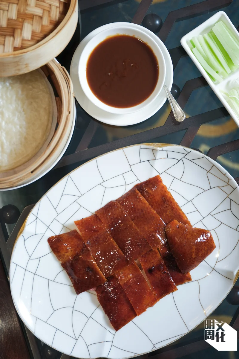 招牌菜北京烤鴨，皮脆肉滑，香氣湧上上顎。