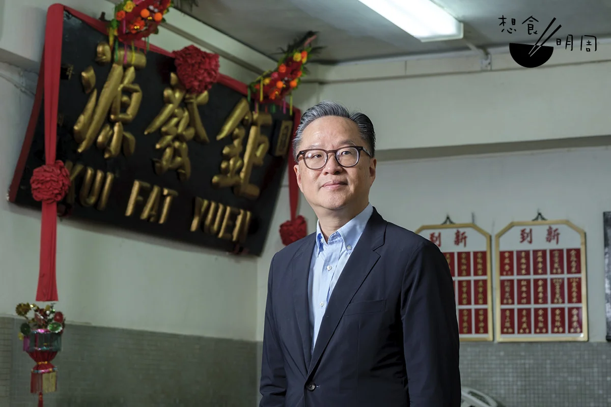 香港米行商會理事長陳建年祖籍潮州， 現為鉅發源執行董事。鉅發源是香港其中一 家代理金鳳米的米行。