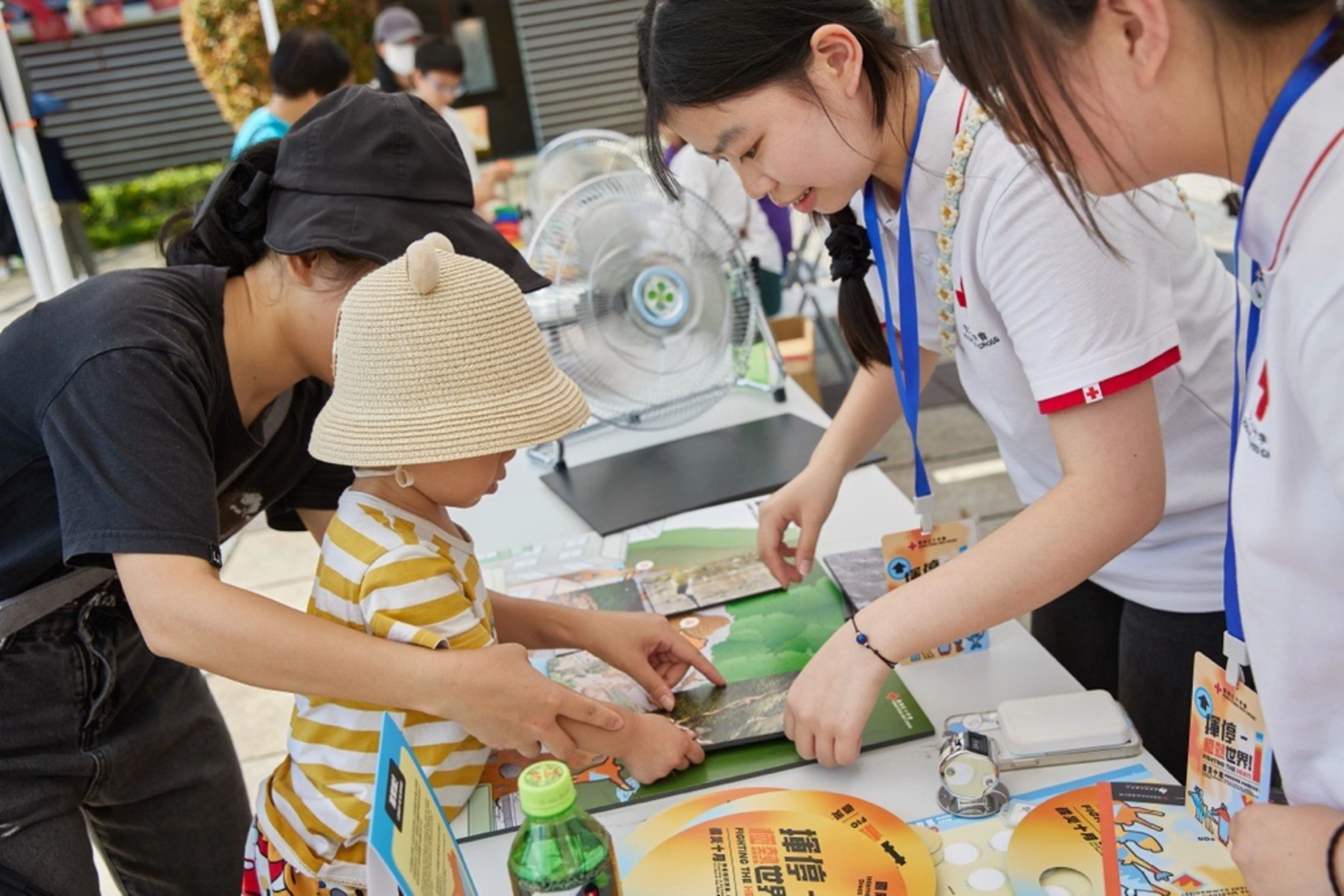 為響應「國際減災日」，團隊在西貢社區舉行導賞團，加深市民對氣候變化的認識。