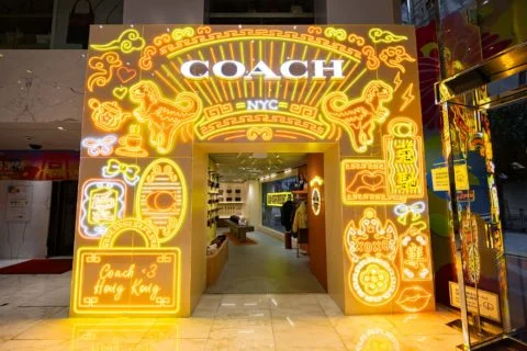 COACH期間限定店 #Beyond Neon的大型霓虹燈招牌摻雜了紐約和香港的地道文化元素