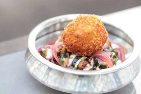 香料芝士薯球配酸辣醬（Arancini Tikka Chaat）：以印度香料配合酥脆的外皮與濃郁芝士薯球，外酥內軟，是開胃小點的首選。