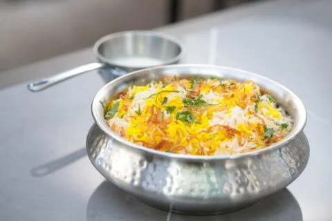 海得拉巴手抓飯（Royal Hyderabad Biryani）:經典印度焗飯香氣四溢，每一口都蘊藏豐富的香料層次。配上醬料，讓食客自由調整辣度。