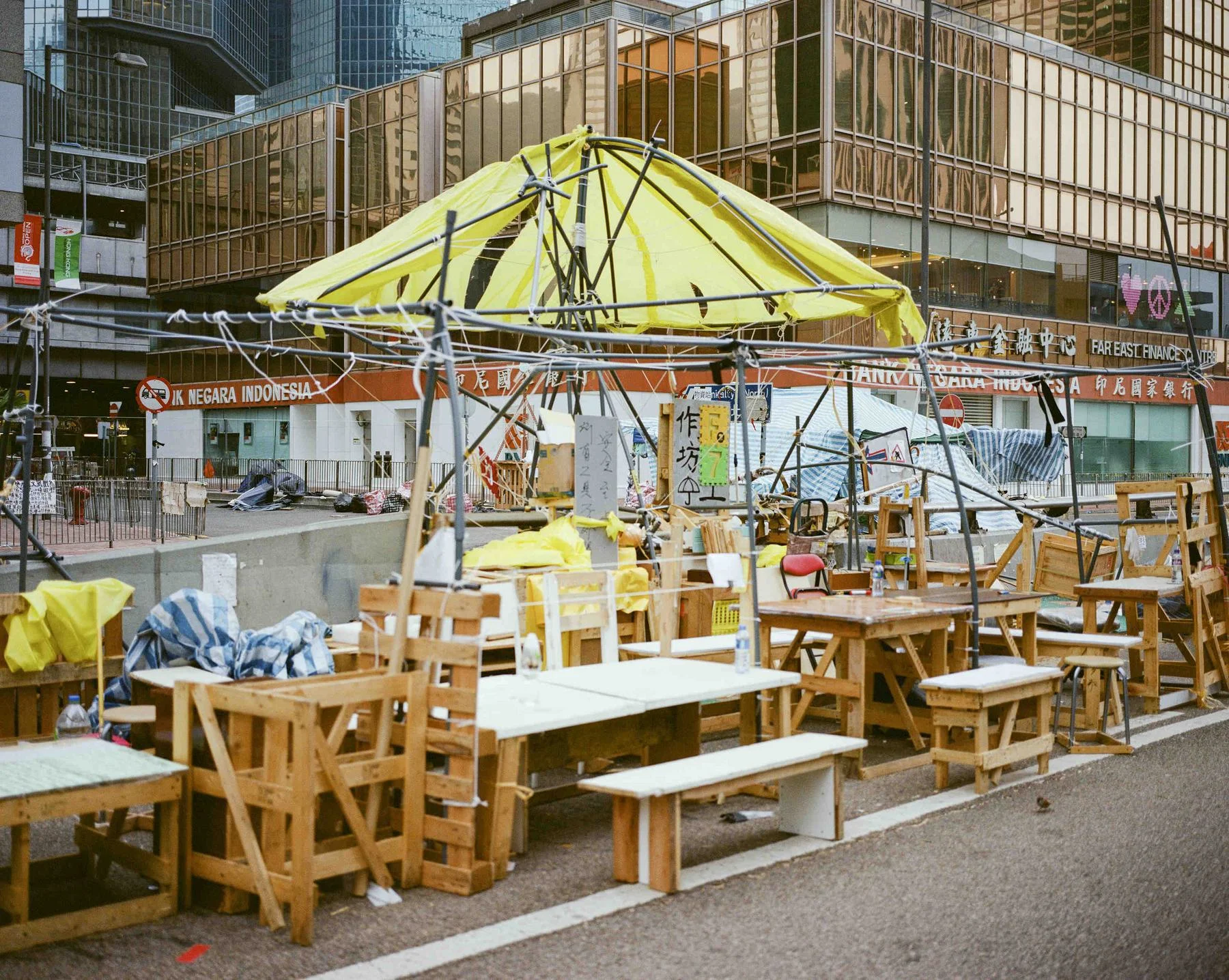 二〇一四年，香港爆發雨傘運動。林振東攝下金鐘佔領區搭起溫習區，供學生一邊佔領，一邊溫書。（圖片由受訪者提供）