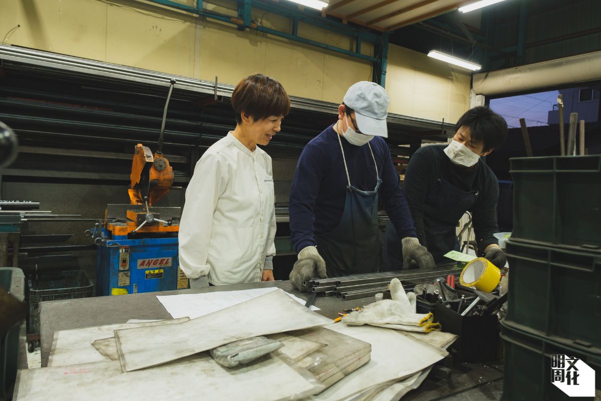 鐵器行業長久以來以男性為主，公司的資深工匠和員工幾乎全是男性。