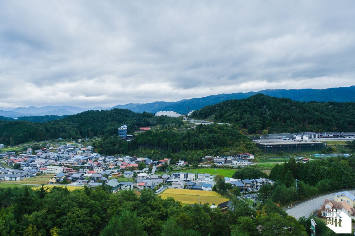 高山市地位於岐阜縣北部，四周被風景秀麗的飛驒山脈環繞，當地以自然風光與木工技藝聞名。