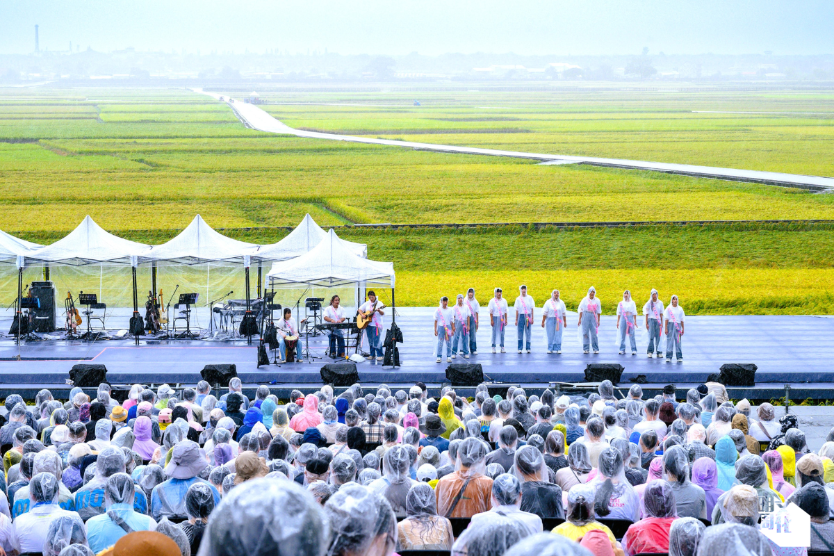 ）長濱國中組成的海子樂團，在雨中吟唱阿美族古調。