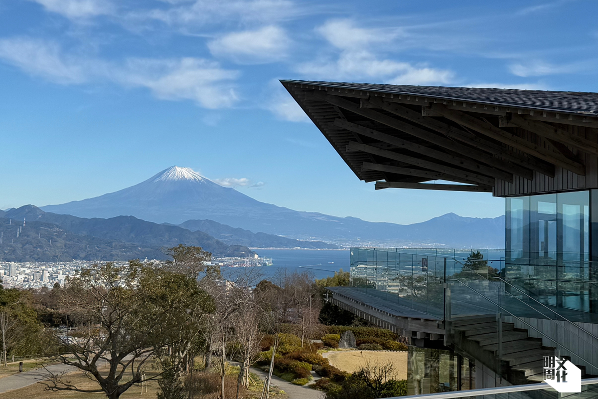 日本平夢露台能遠眺富士山，同時俯瞰清水港和伊豆半島的風景。