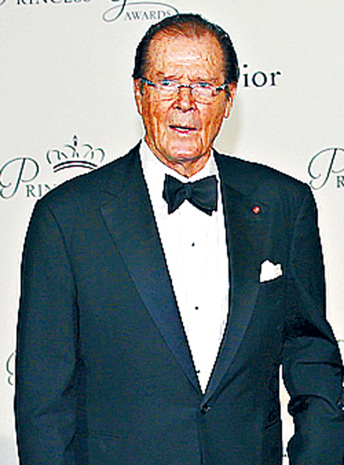 British actor Roger Moore and his wife Kristina Tholstrup arrive at the Princess Grace Awards gala in Monaco September 5, 2015. The Princess Grace Foundation-USA is a non-profit foundation dedicated to help emerging talent in theater, dance, and film by awarding grants.    REUTERS/Eric Gaillard