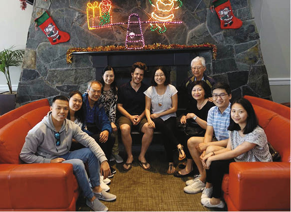 陳榮峻和一對龍鳳胎子女，與吳香倫兄嫂在新西蘭預祝聖誕。