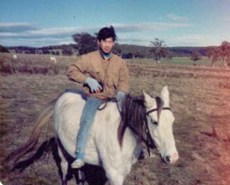  在澳洲大草原上，葉楚航不用馬鞍，自由自在的享受秉策騎樂趣。