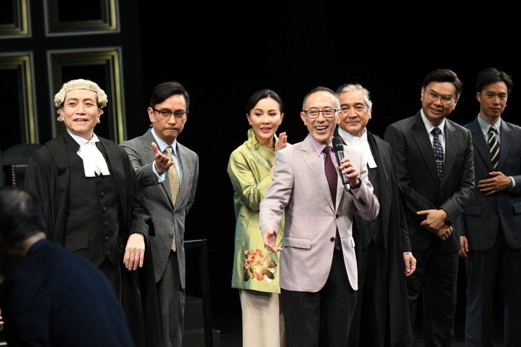導演毛俊輝與眾演員一起祝酒，他表示看見大家落力演出，十分感動。