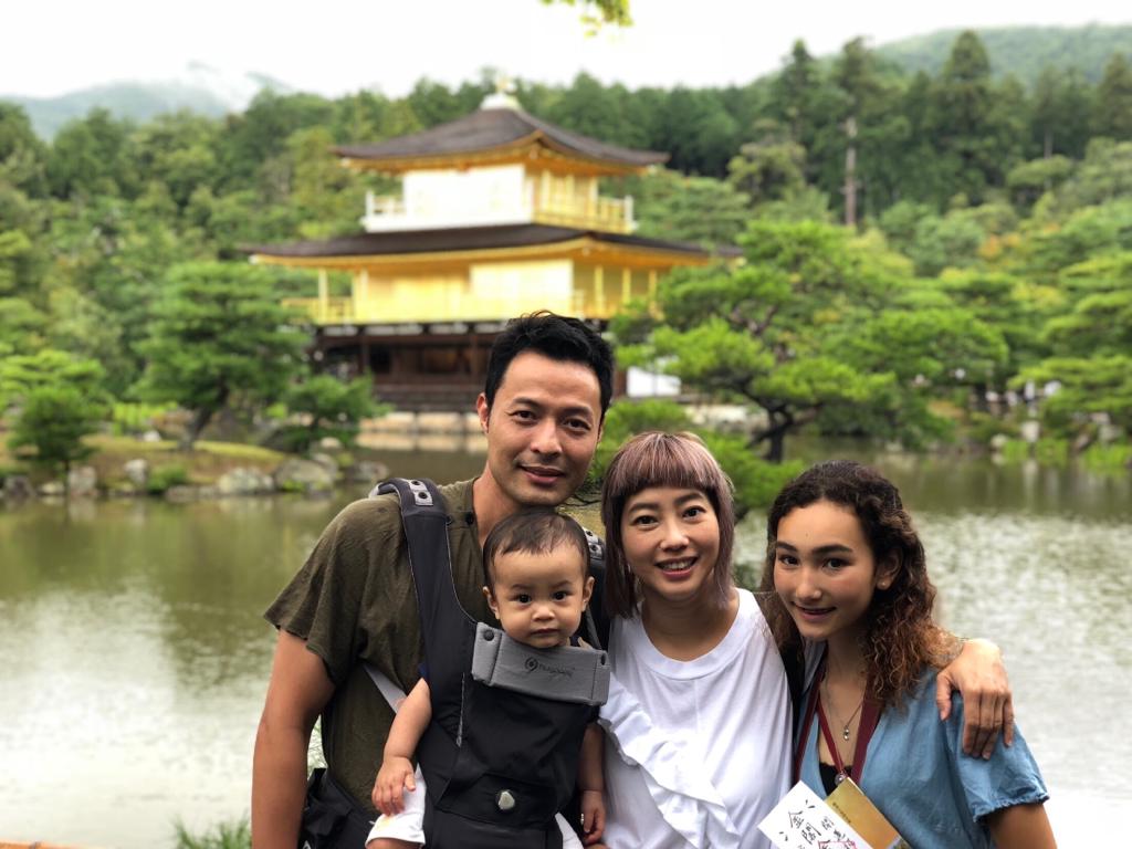 張達倫一家四口早前去日本旅行，繼女Chloe（右）已經十五歲，父女以朋友方式相處，關係融洽。