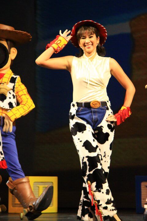 Crisel曾在香港迪士尼從事表演三年，做過《反斗奇兵》的牛女。
