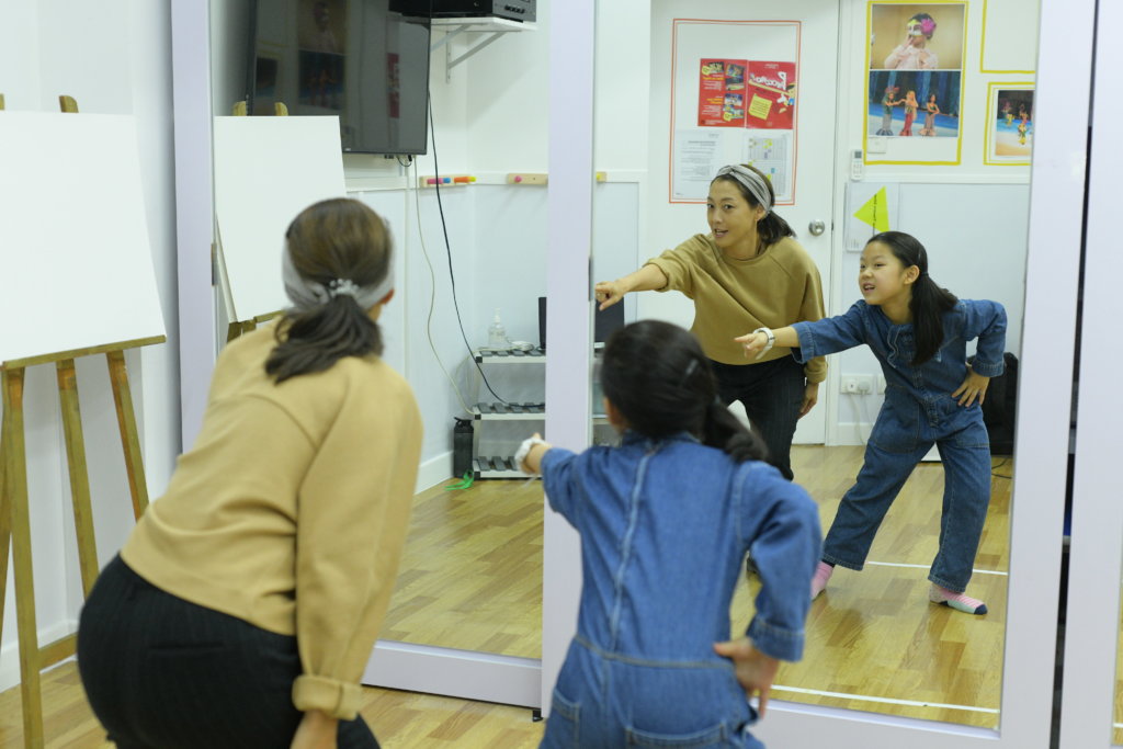 組合Tashannie解散後，Annie曾為不少當紅韓國歌手擔當舞蹈指導，更在狎鷗亭洞開辦舞蹈學校，現在只有跟女兒一起跳舞，平日難得見她展示一身好舞功。