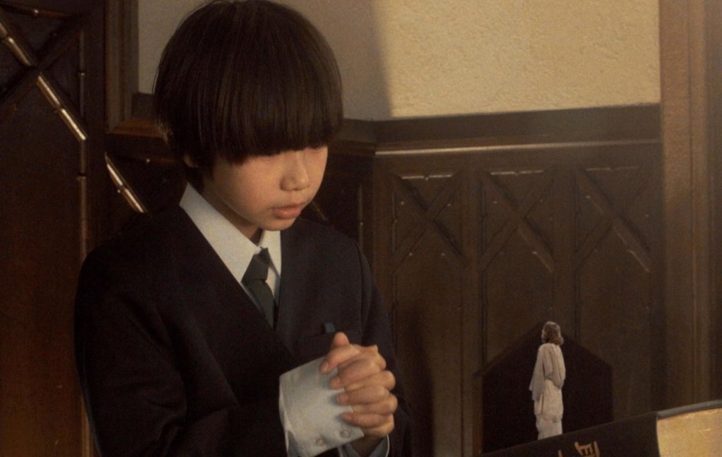 主角在友人葬禮上帶領禱告時，雙手合十打扁眼前的小小小耶穌，非常震撼。