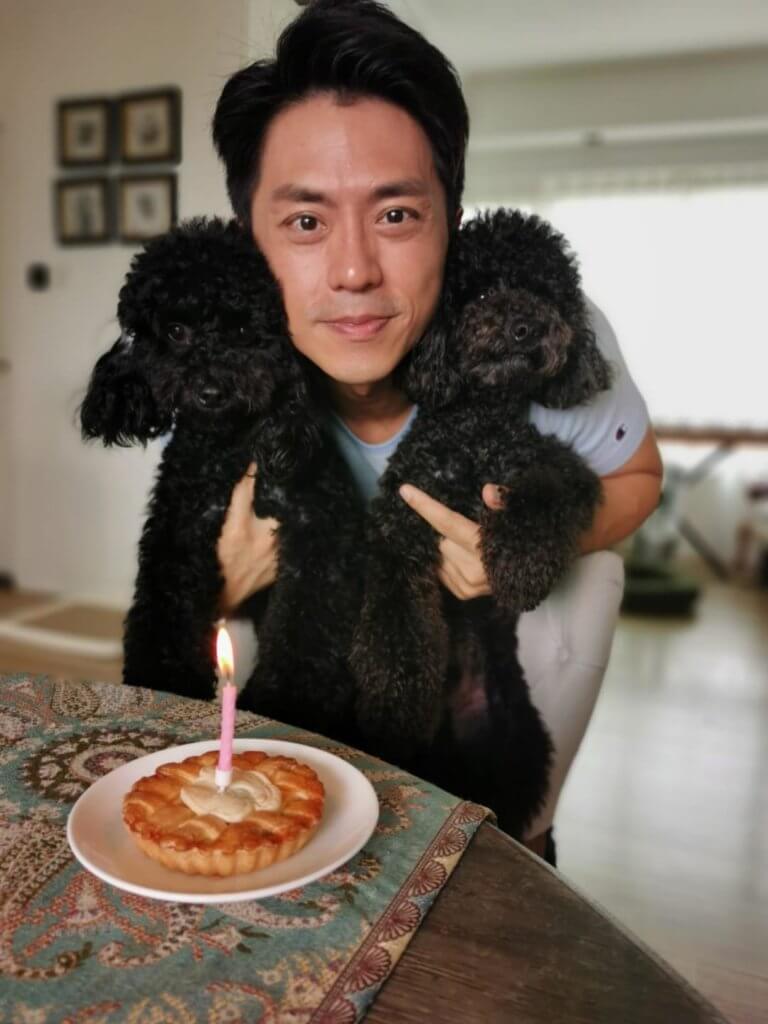 狗仔一歲時，森美為一對愛犬切蛋糕慶祝生日。