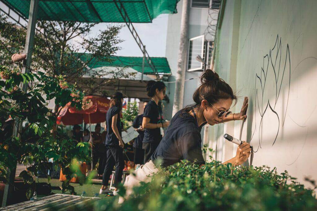 早前二人到柬埔寨探訪曾被賣到妓寨的女孩，又為女孩住的安全屋油漆修補。