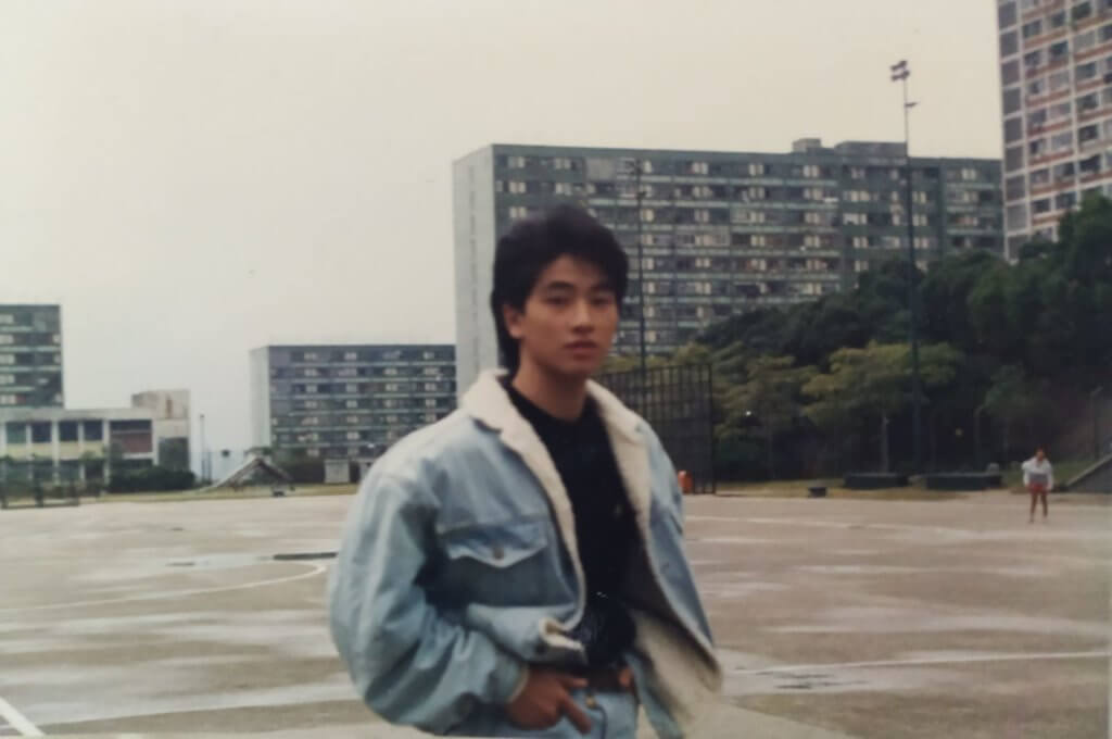 張松枝小時候住在藍田公屋，十六歲便被廣告公司睇中邀請試鏡。 