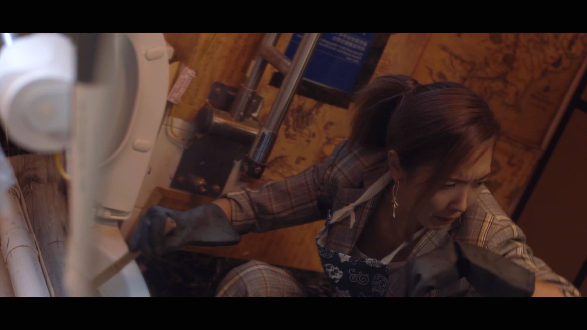 陳庭欣於MV中飾演酒吧老闆娘，更親自洗馬桶。 