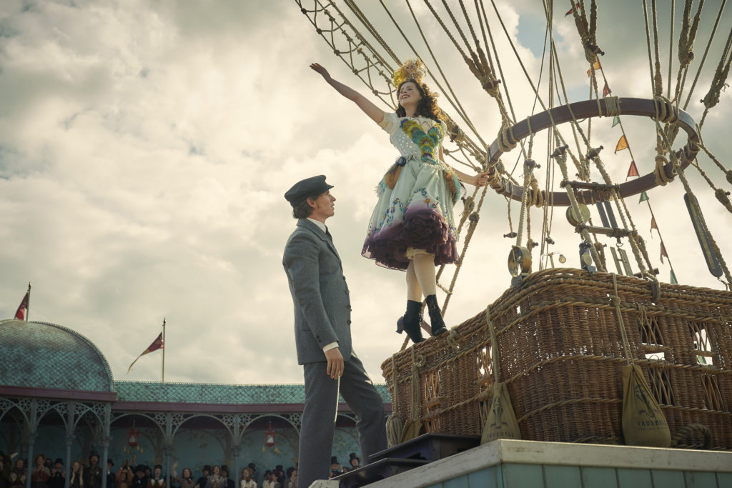 片中的菲莉絲飾演的熱氣球飛行員，像一位吸引大眾的娛樂表演者。