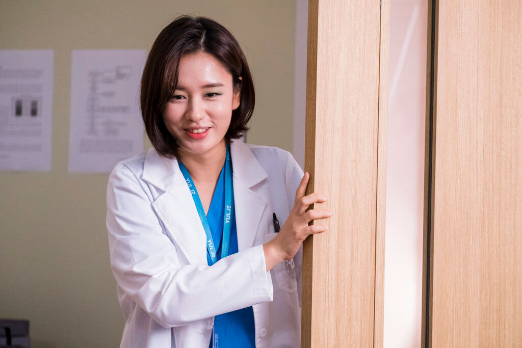 安恩珍是婦產科住院醫生，對金大明飾演的楊碩亨教授有好感。