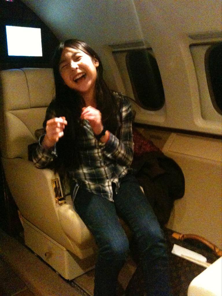 Victoria在胡家的私人飛機上開懷大笑，這是卿卿非常喜歡的照片，她說女兒很少笑得如此盡情。