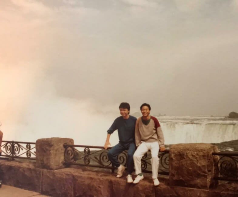 多年前與張國榮一起到多倫多登台，二人更順道一起到尼加拉瓜瀑布遊玩。