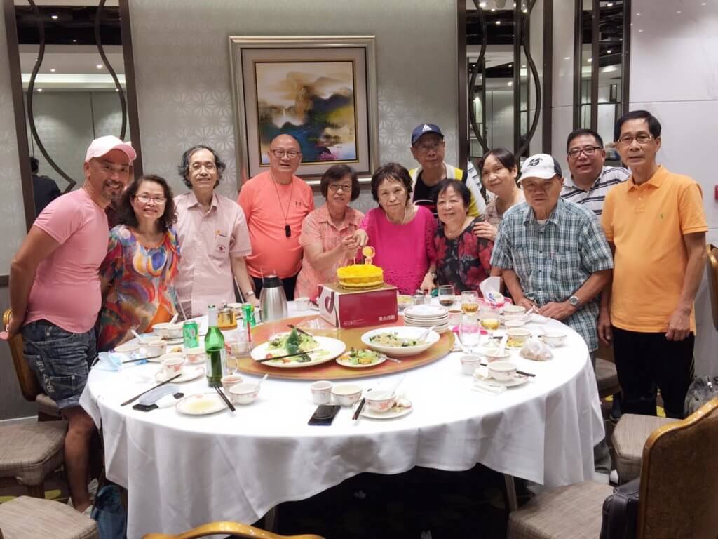 不同群組的朋友輪流和余毛姐慶祝生日，她自掏腰包請大家食飯。