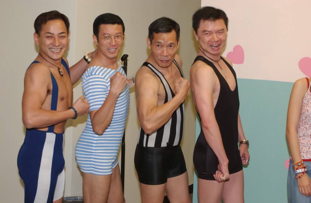艾威與李家聲、楊英偉及王青穿上一件頭泳裝拍攝《戀愛自由式》，充滿喜感。