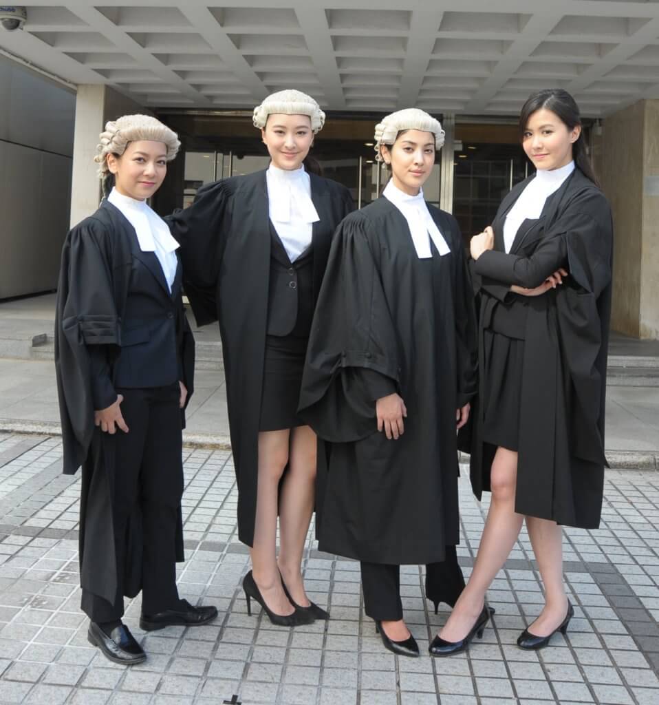 (左起) 何雁詩、陳瀅、陳凱琳、劉佩玥在《四個女仔三個Bar》演見習大律師，何雁詩和陳瀅老友到一起住。
