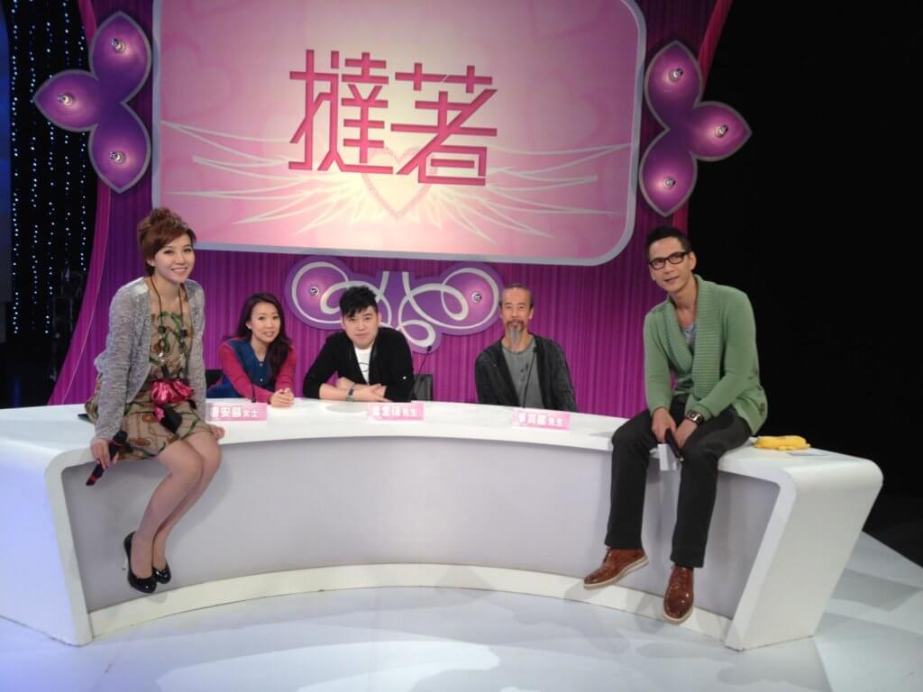甄詠珊與陳啟泰在一一年主持亞視節目《撻著》，是一個專為單身男女配對的真人騷節目。