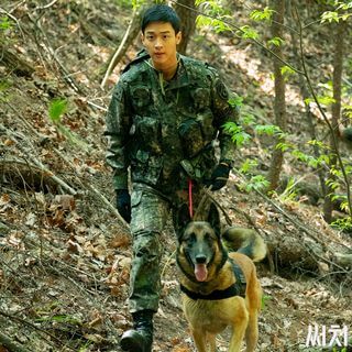 張東潤飾演軍犬兵，為了跟狗合作，事前受了特別訓練。