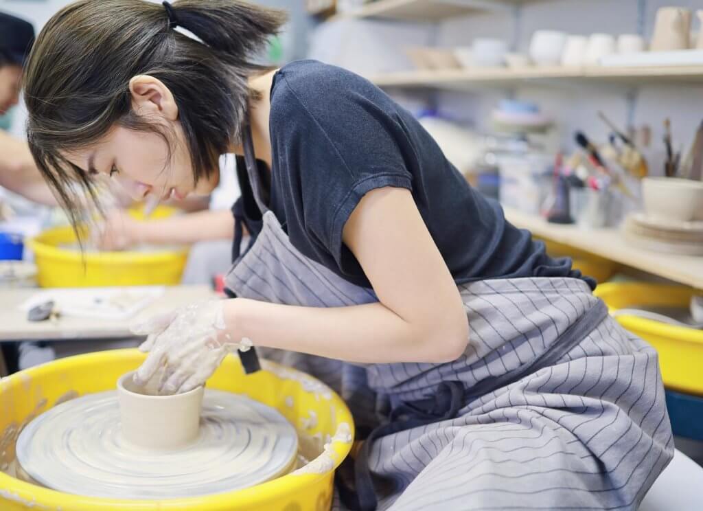 黃智雯興趣廣泛，除了喜歡運動，又有學插花及陶瓷製作。