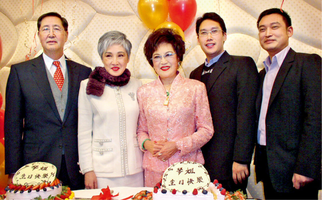 琴姐每年生日，女兒蕭紫筠、女壻及孫兒都為她慶生，這是八十二歲生辰所攝。