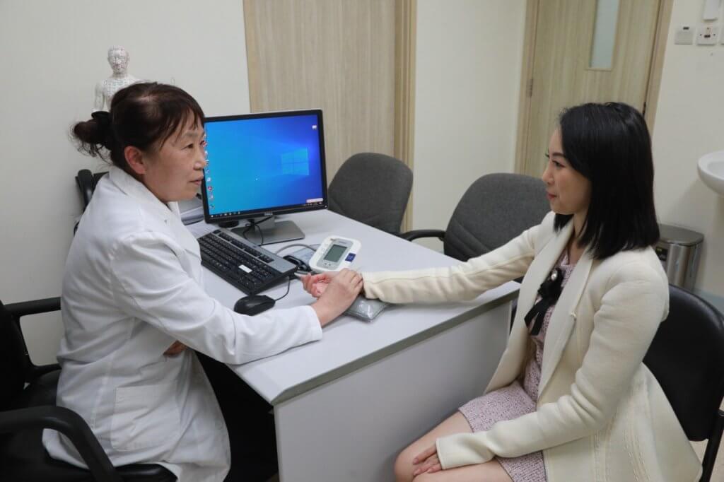 郭千瑜去年暗瘡大爆發，孟博士為她把脈問診。 