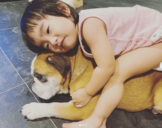 女兒與狗狗感情要好，在家不怕寂寞。