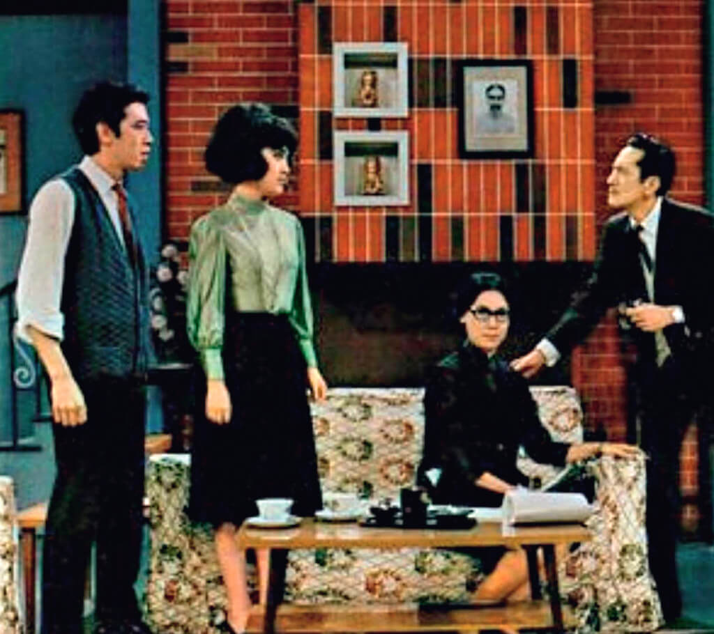 無綫鍾景輝時代（1967-1975）的戲劇，是香港最早的「明星劇場」。一周一次的「電視劇場」，上演美國劇壇戲寶，雖是翻譯劇，由背景到陣容均全部地道化，最有效的手段，莫過於讓最受歡迎的明星負責縮短文化上的距離。鄧碧雲，張瑛，胡楓三人同場已是一部電影的卡士，何況還加一個蘇青？