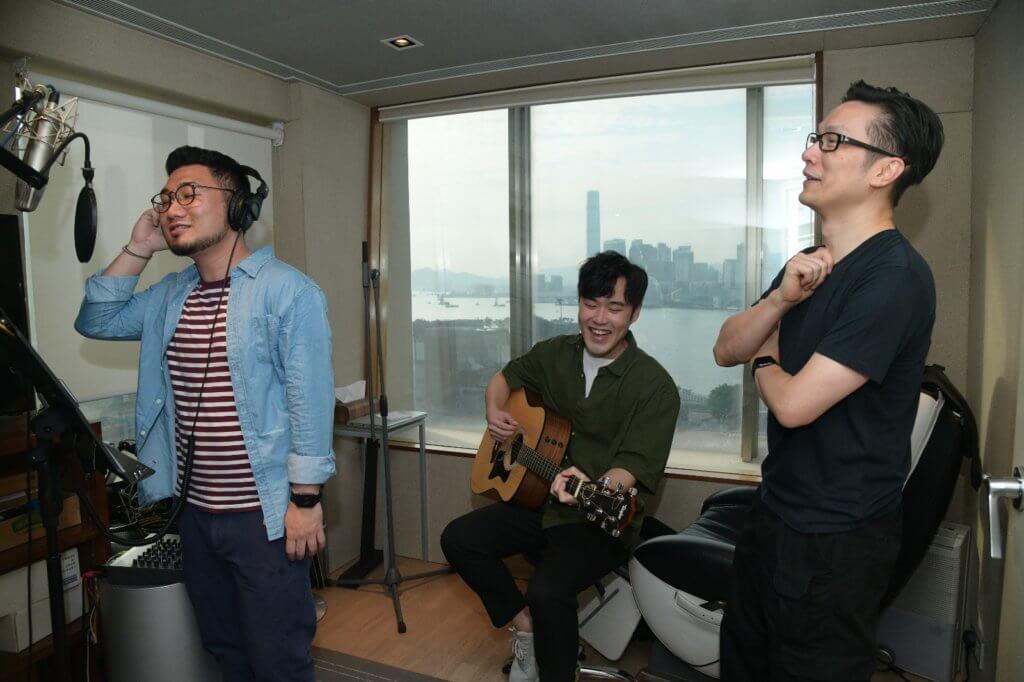 趙增熹發掘年輕音樂人，一起研究製作歌曲，其中有唱歌有感情的Monkey（左）和搞笑rap的Mark（中）。
