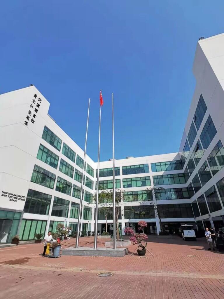 香港中文大學（深圳）的創校圖書館，命名為「黃宜弘梁鳳儀伉儷圖書館」。