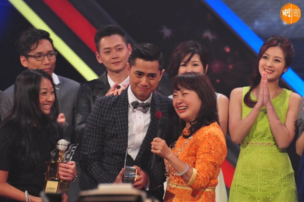 鄭俊弘2013年參加《星夢傳奇》奪冠成名，得獎當晚母親和姊姊陪伴着他。