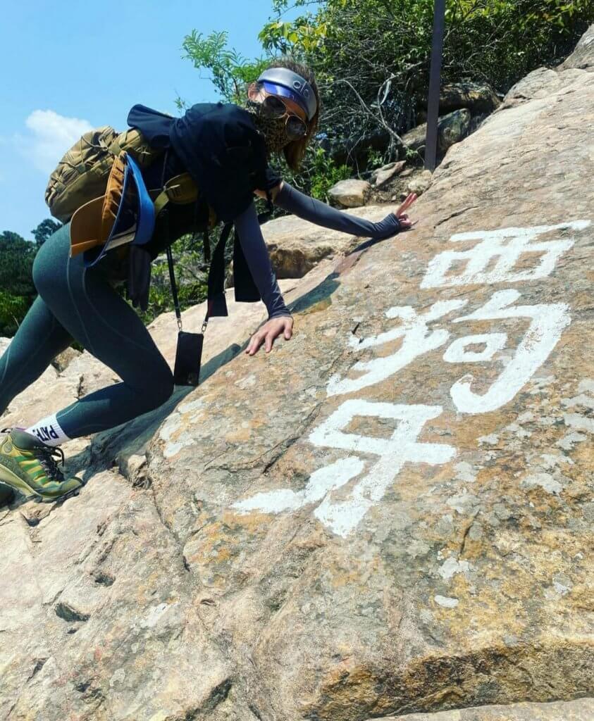 鄧麗欣日前到狗牙嶺行山 