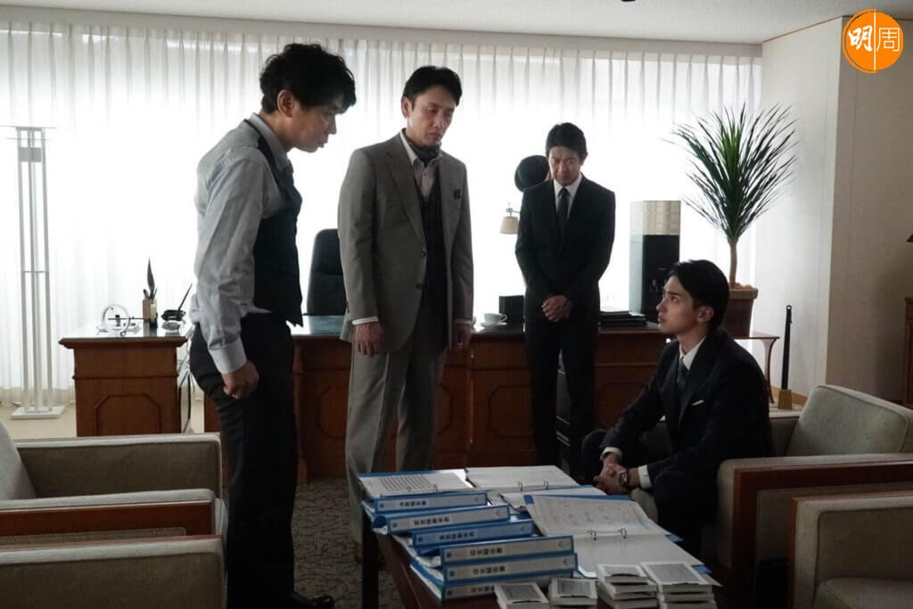 橫濱流星飾演的階堂彬（右），要面對導致家族生意負債纍纍的麻煩叔叔。