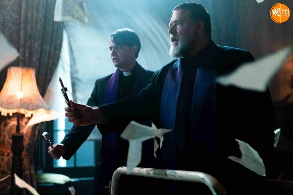 扮演「首席驅魔人」阿摩特神父的羅素高爾（右），在《教廷第一驅魔人》中與《禁室殺戮》丹尼爾索費圖成為一對最佳驅魔拍檔。