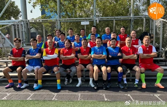 香港明星足球隊新一年第一次貼合影照。
