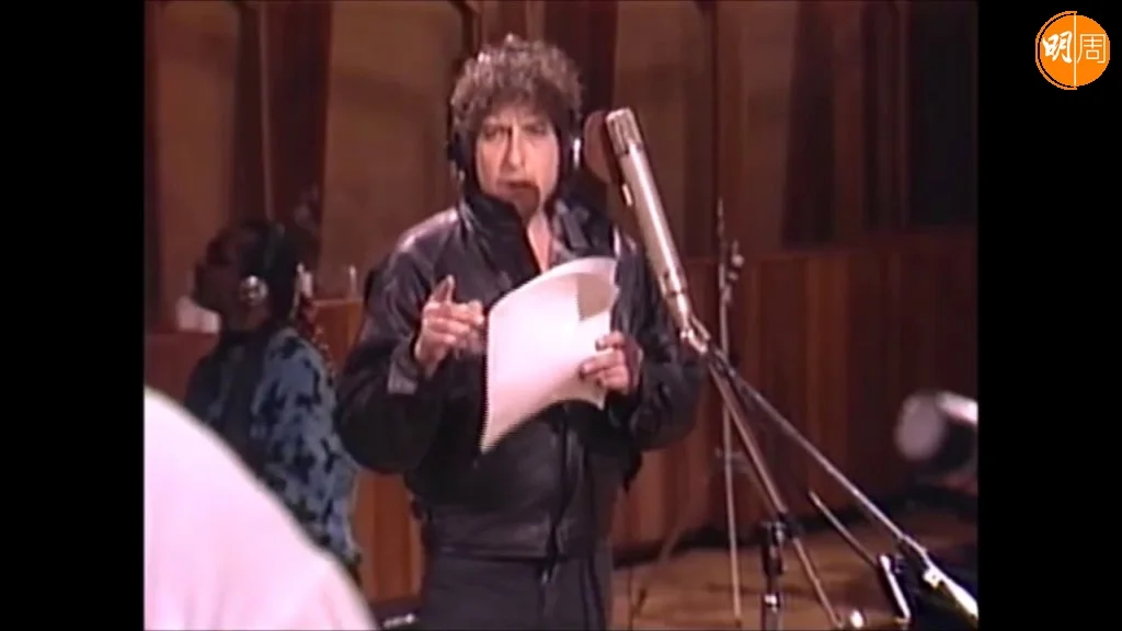 Bob Dylan因不適應熱鬧的錄音場面，一直唱不出口。