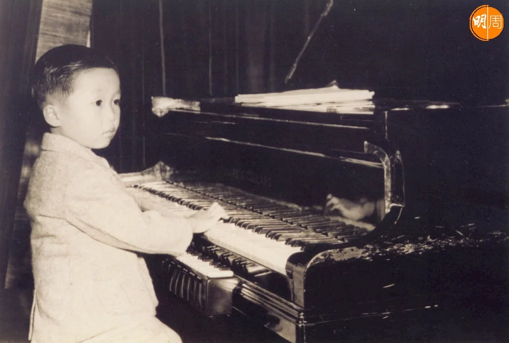鮑比達五歲開始學鋼琴，八歲開始夾band。