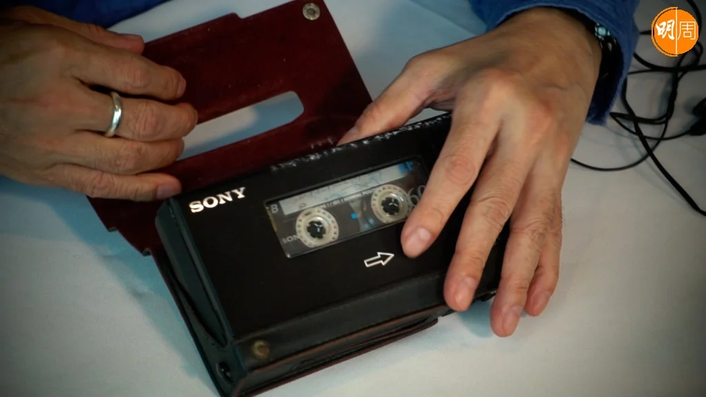 周禮茂帶來用了多年的大Walkman，全盛期歌詞聽着錄音帶來填寫。